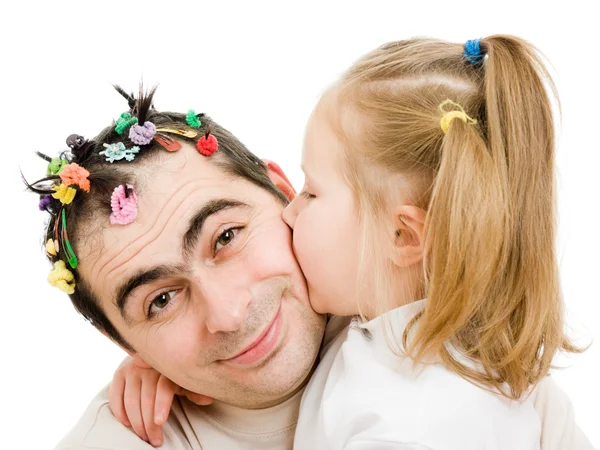 Dochter kussen van haar vader op een witte achtergrond. — Stockfoto