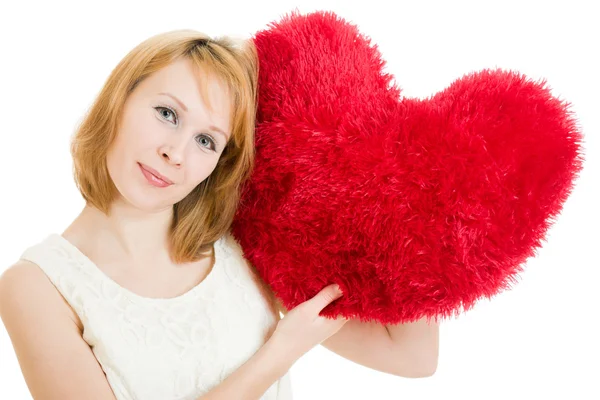 Una donna tiene un cuore nelle sue mani su uno sfondo bianco . — Foto Stock