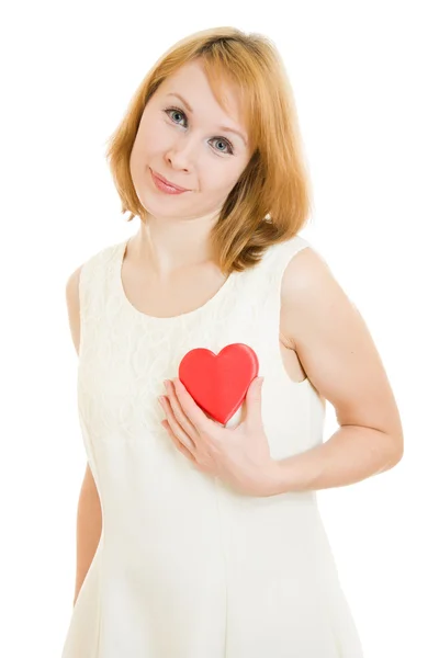 Dziewczyna odpycha serca na klatce piersiowej na białym tle. — Zdjęcie stockowe