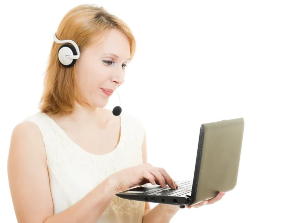 Operador mulher bonita com um laptop e fones de ouvido . — Fotografia de Stock