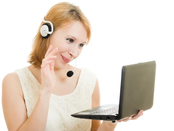 Operatorn vänlig kvinna med en laptop och hörlurar. — Stockfoto