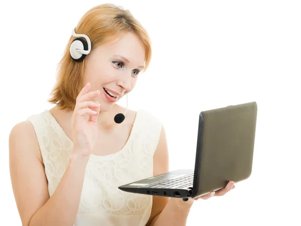 La femme sympathique opérateur avec un ordinateur portable et écouteurs . — Photo