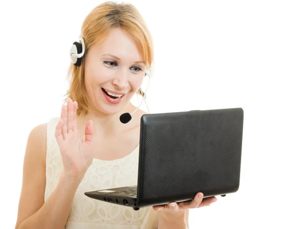 A operadora mulher amigável com um laptop e fones de ouvido . — Fotografia de Stock