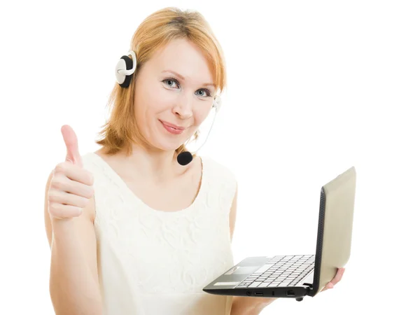 Operatorn vänlig kvinna visar okej med en laptop och hörlurar. — Stockfoto