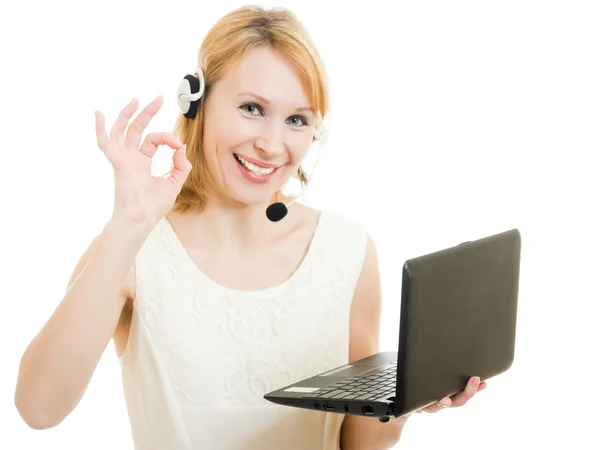De vriendelijke vrouw operator wordt weergegeven oke met een laptop en hoofdtelefoon. — Stockfoto