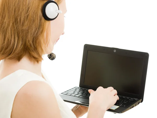 Όμορφη γυναίκα χειριστή με ένα φορητό υπολογιστή και ακουστικά. — Φωτογραφία Αρχείου