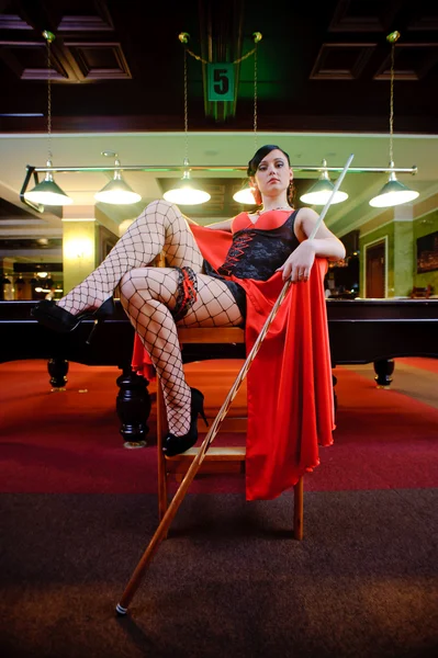 Donna sexy nel club di biliardo — Foto Stock