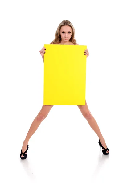 Ξανθιά ποζάρει με το κίτρινο τετραγωνάκι — Φωτογραφία Αρχείου