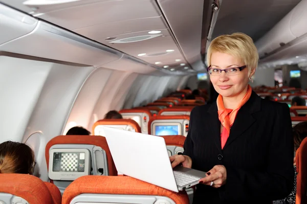 Blonde vrouw in het vliegtuig — Stockfoto