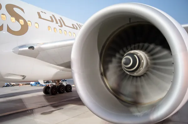 Dubaj - 09.12.2010, emirates airlines boeing 777 na programové — Stock fotografie