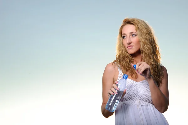 プラスチック製のボトルを持つ女性 — ストック写真