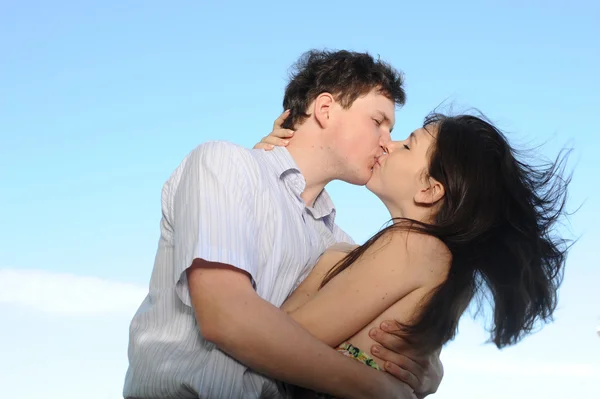 Całowanie młodej pary — Zdjęcie stockowe