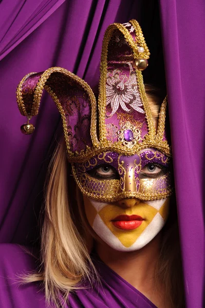 Mulher loira em máscara violeta — Fotografia de Stock