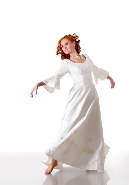 Femme danse valse en robe de mariée enneigée — Photo