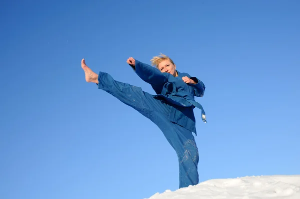 年轻女子在冬季训练作战体育若い女性は、雪の上のスポーツを戦闘します。 — ストック写真