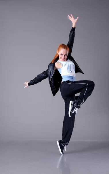 Νεαρή κοπέλα που χορεύει — Φωτογραφία Αρχείου