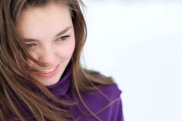 Молодая красивая улыбающаяся женщина зимой — стоковое фото