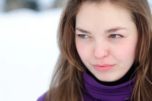 Unga vackra kvinnan utomhus i vinter — Stockfoto