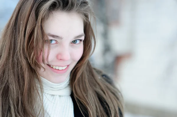 Mujer bonita joven con bufanda en invierno —  Fotos de Stock