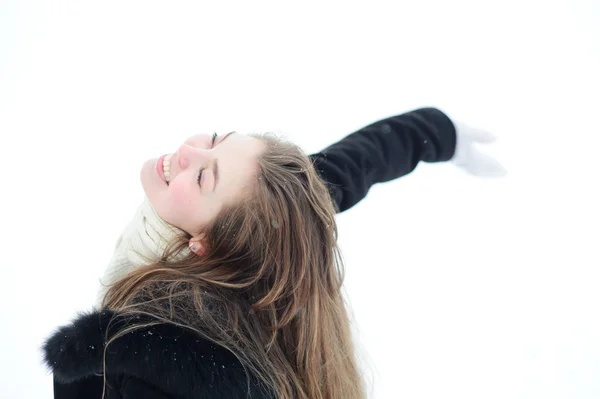 Jonge mooie vrolijke vrouw buitenshuis in winter — Stockfoto