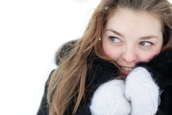 Mladá hezká žena oteplování v zimě — Stock fotografie