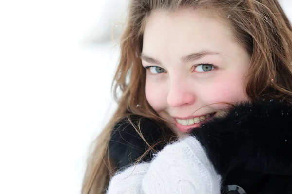 Giovane bella donna in inverno — Foto Stock