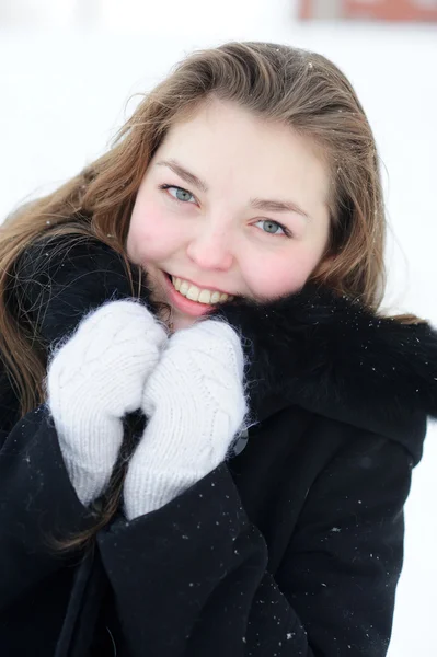 Mladá krásná žena oteplování s rukavicemi a obalíme v zimě — Stock fotografie
