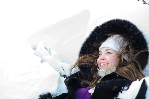 Женщина в снежном заносе — стоковое фото