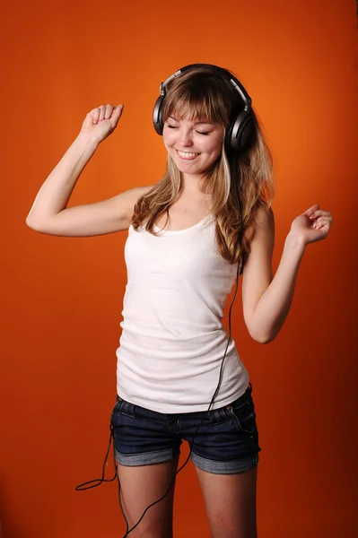 Mooie jonge tiener luisteren naar muziek — Stockfoto