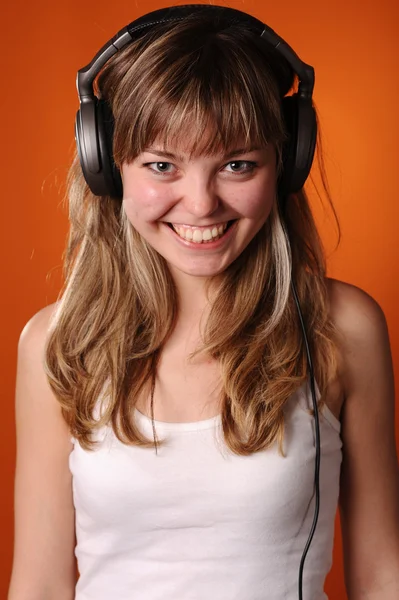 Pretty young teenager listen to music — Stock Photo, Image