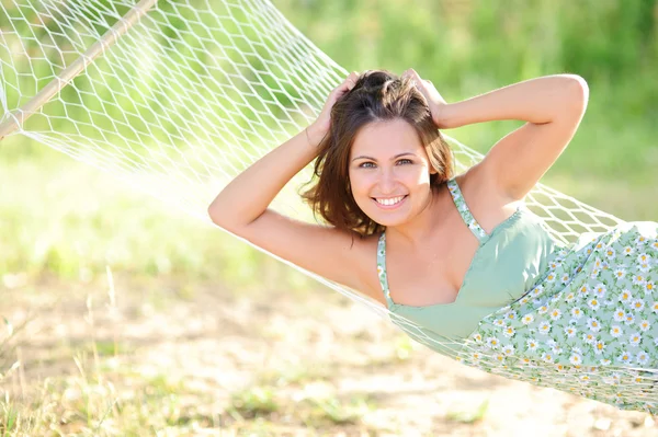 Woman lying on hammock in the park — Stock Photo, Image