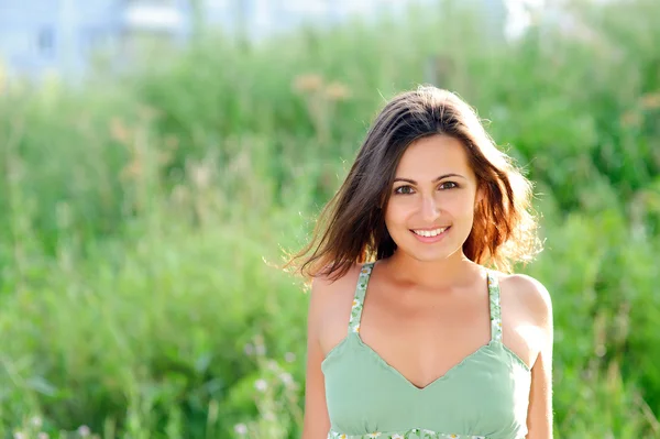 Sorridente giovane donna nel parco — Foto Stock