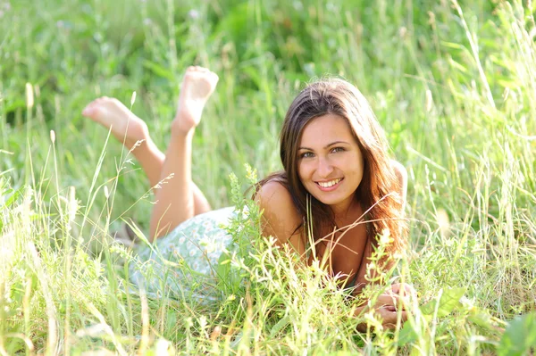 Jovem feliz sorrindo mulher — Fotografia de Stock