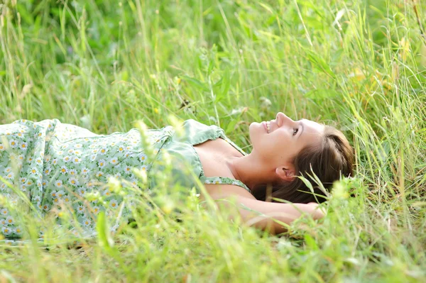 Женщина лежит в парке — стоковое фото
