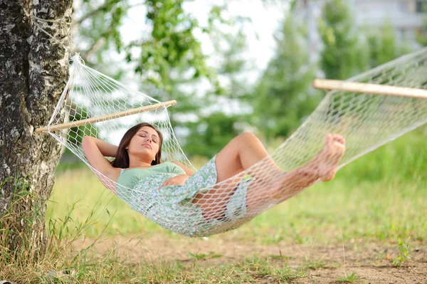 Ženu spát na houpací síť — Stock fotografie