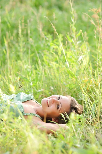 Woman resting in the park — Stock Photo, Image