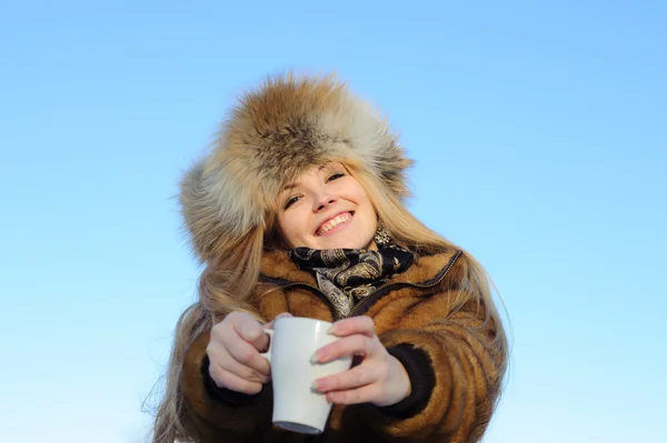 Flicka med kopp te — Stockfoto