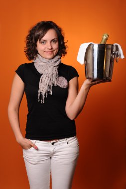 backet ile esmer garson gülümseyerek