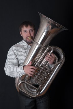 tuba oynayan adam