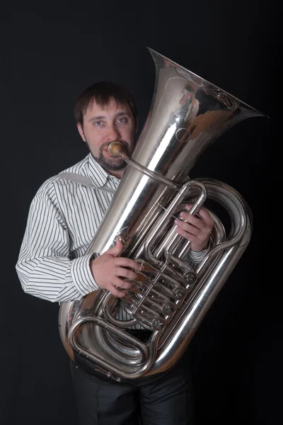 Homme jouant un tuba — Photo