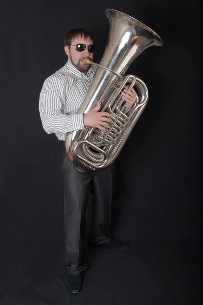 Homme jouant un tuba — Photo