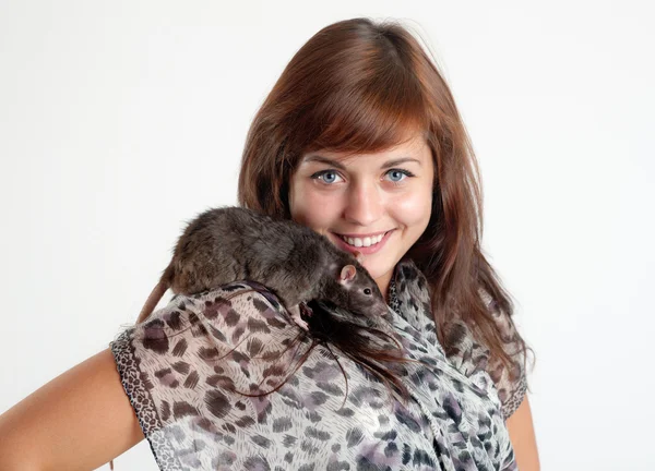 Девушка с черной крысой — стоковое фото