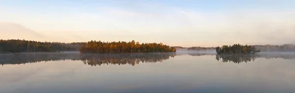 Утро у озера — стоковое фото