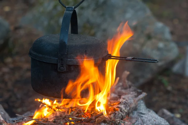 Wasserkocher für Touristen in Flammen — Stockfoto