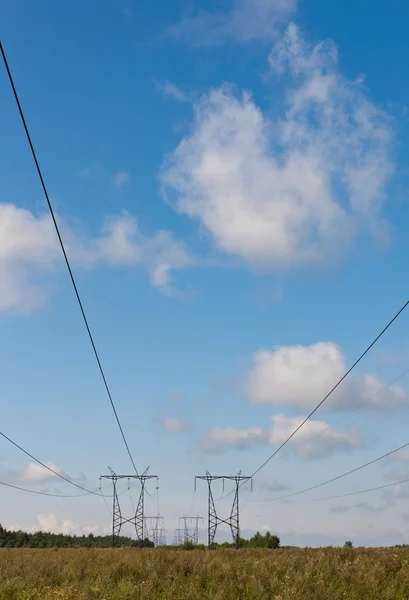 Elektrizität und der Himmel — Stockfoto