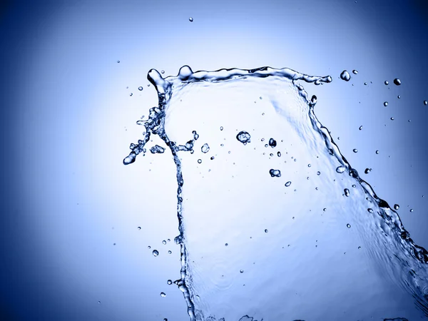 Salpicadura de agua sobre fondo azul — Foto de Stock