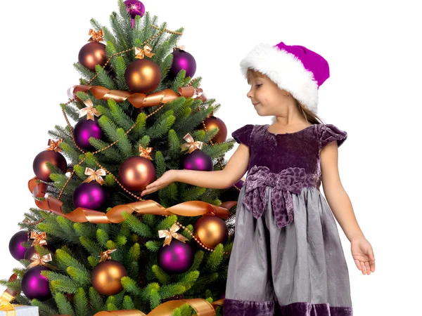 Menina bonita com presente perto da árvore Cristmas — Fotografia de Stock