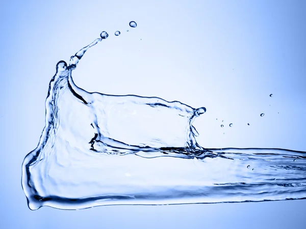 Wasserspritzer auf blauem Hintergrund — Stockfoto