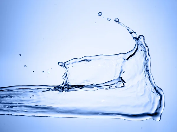 Rozprysk wody na niebieskim tle — Zdjęcie stockowe