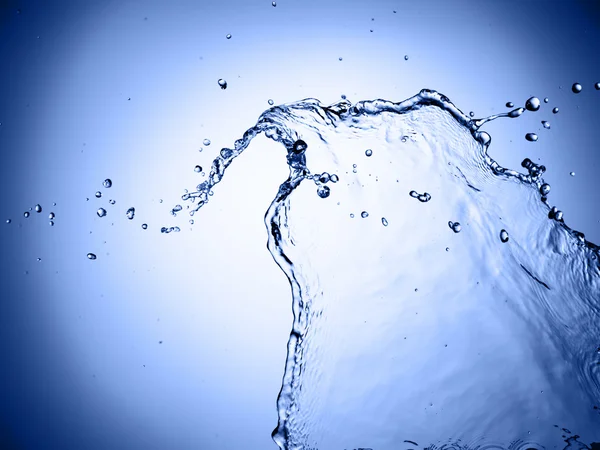 Salpicadura de agua sobre fondo azul — Foto de Stock